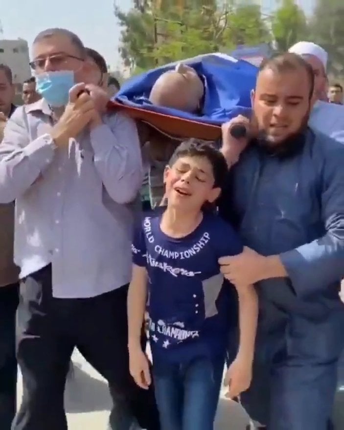 Babasını kaybeden Filistinli çocuğun feryadı yürek burktu