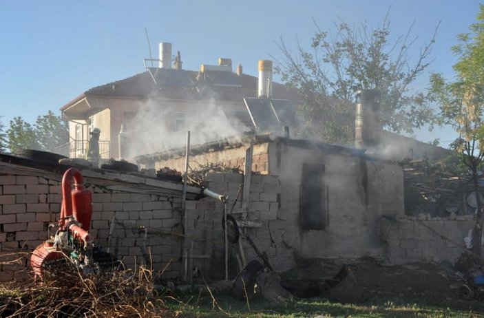 Karaman'da, evin aşenesinde çıkan yangını gözyaşlarıyla izlediler