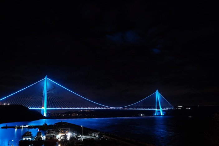 İstanbul'da köprüler mavi ışıkla aydınlatıldı