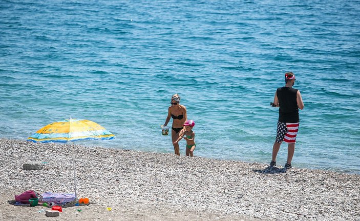 Antalya sahilleri turistlere kaldı