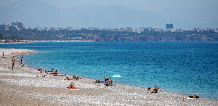 Antalya sahilleri turistlere kaldı