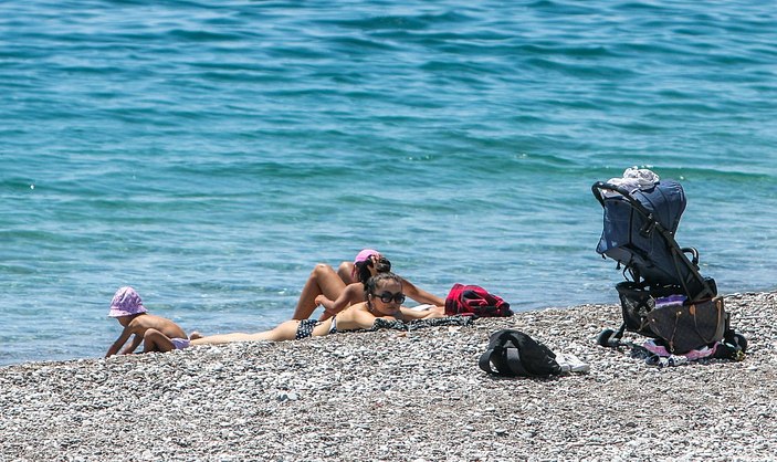 Antalya sahilleri turistlere kaldı