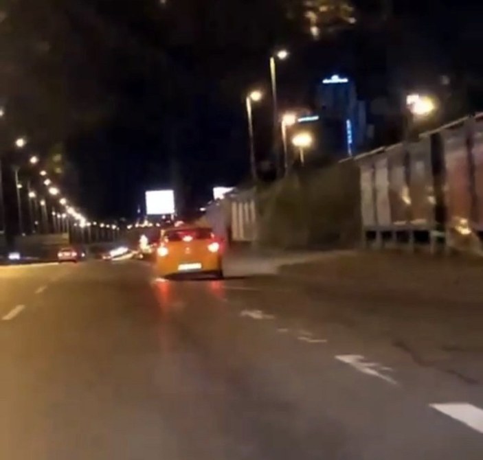 İstanbul'da taksiden çıkan tekerlek, sürücülere tehlike yaşattı