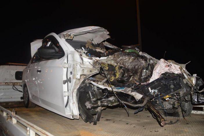 i Büyükçekmece TEM Otoyolunda korkunç kaza: Aracın motoru metrelerce savruldu