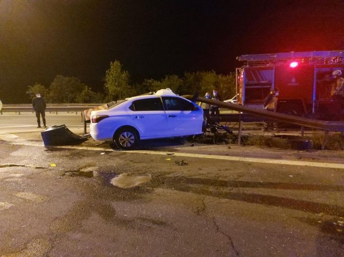 i Büyükçekmece TEM Otoyolunda korkunç kaza: Aracın motoru metrelerce savruldu