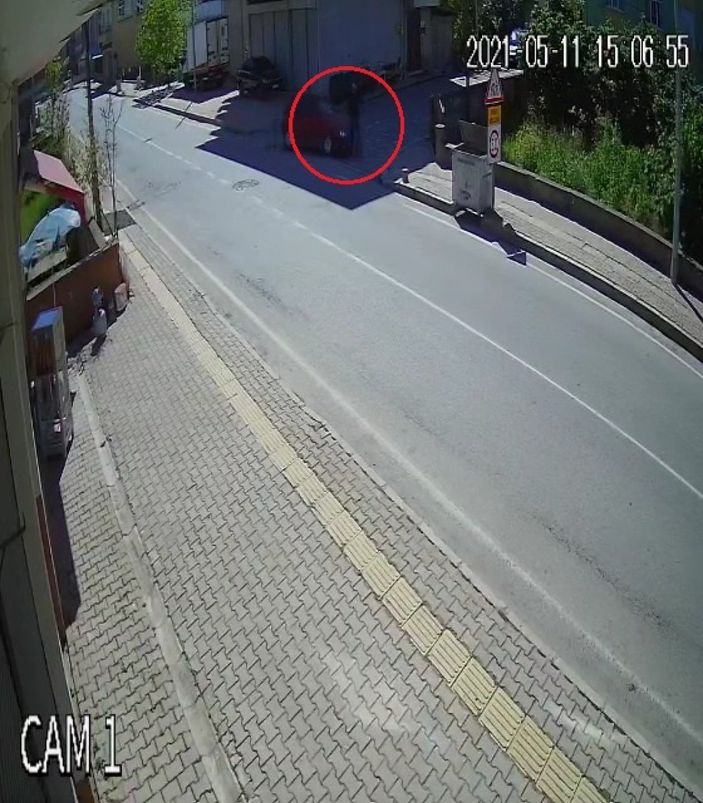 d Samsun'da, otomobilin yayaya çarptığı anlar kameraya yansıdı