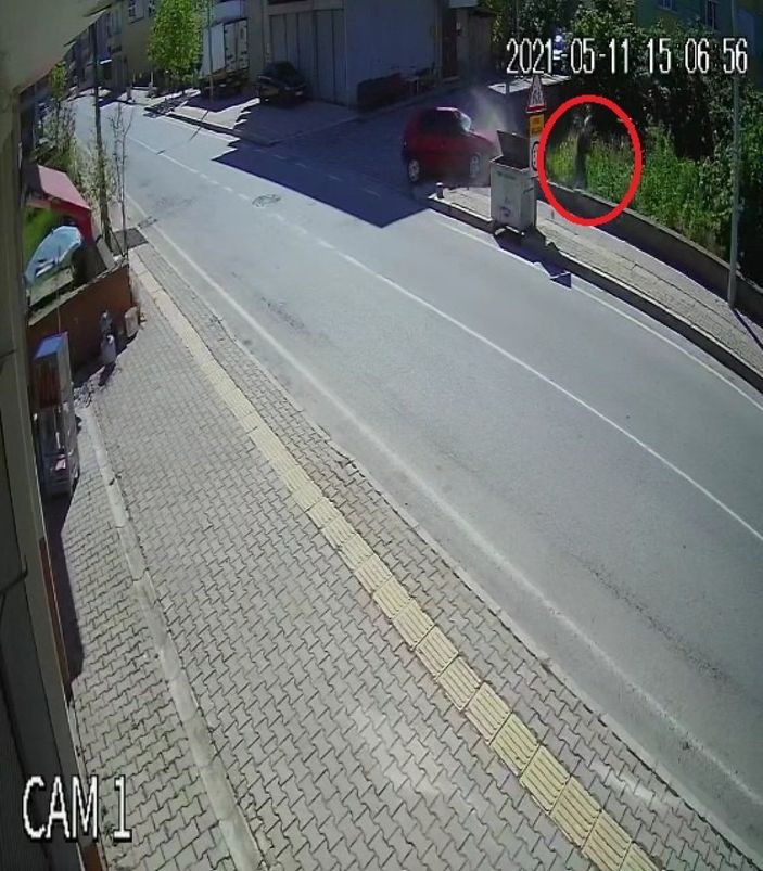 d Samsun'da, otomobilin yayaya çarptığı anlar kameraya yansıdı