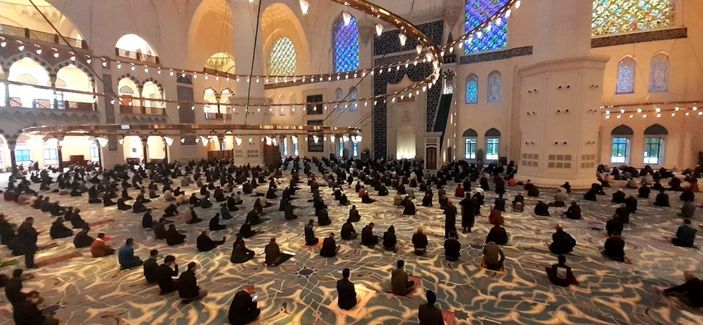 i Bayram namazı için Büyük Çamlıca Camii'ne yoğun ilgi