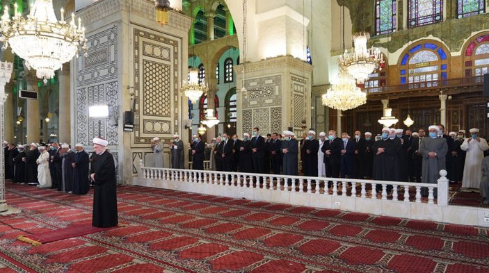 Esad, Ramazan Bayramı namazını Emevi Camii'nde kıldı