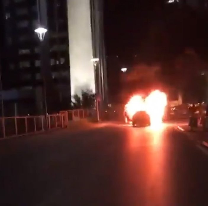 İsrail'i protesto için İstanbul Başkonsolosluğu önünde otomobillerini yaktılar
