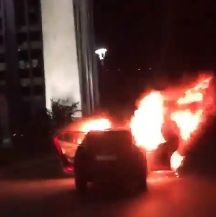 İsrail'i protesto için İstanbul Başkonsolosluğu önünde otomobillerini yaktılar