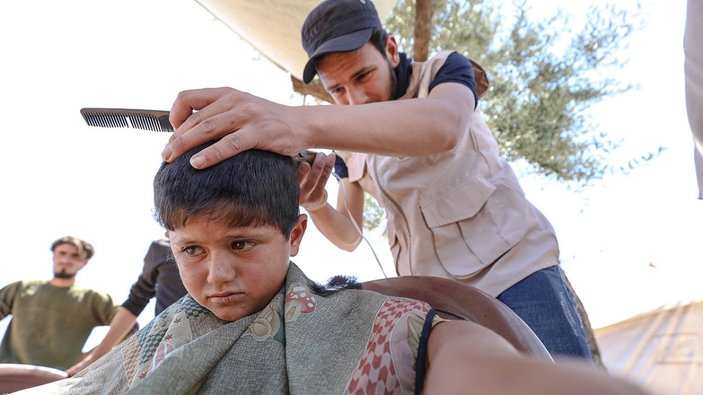 İdlib'de gönüllü berberlerden bayram tıraşı