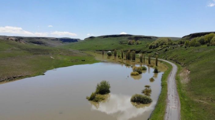 Kars'ta, ağaçların suya yansıması güzel görüntüler oluşturdu