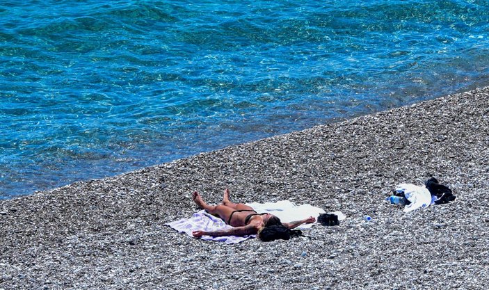 Antalya'da sahil turistlere kaldı