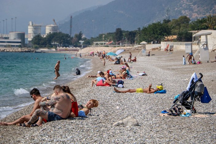 Antalya'da sahil turistlere kaldı