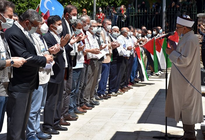 İsrail saldırılarında hayatını kaybeden Filistinliler için gıyabi cenaze namazı kılındı