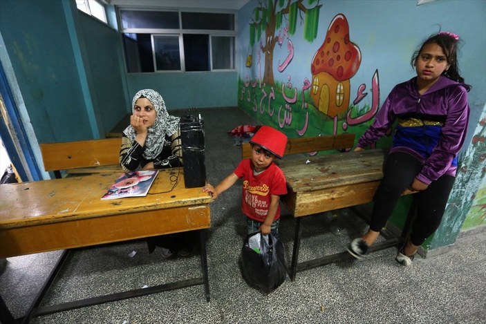 Filistinliler, İsrail bombalarından korunmak için okullara sığındı