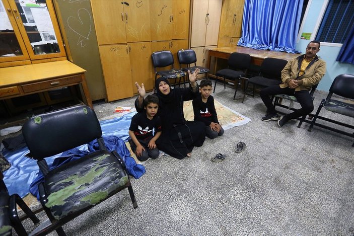 Filistinliler, İsrail bombalarından korunmak için okullara sığındı