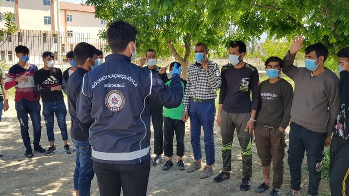 Erzincan'da polis 22 göçmeni bagajda yakaladı