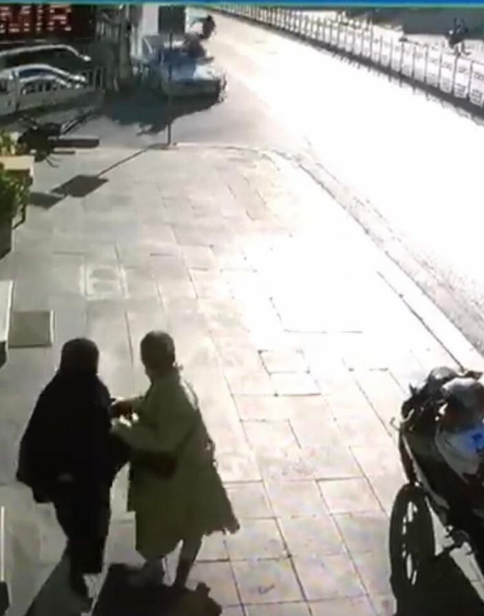 i Pendik’te, otobüs durağında bekleyen aileye çarpıp kaçtı