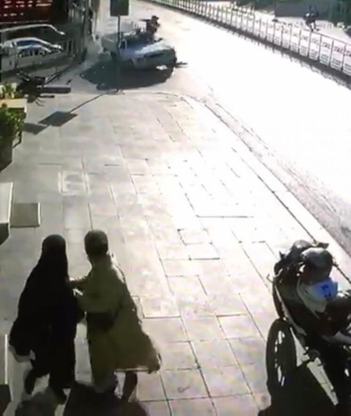 i Pendik’te, otobüs durağında bekleyen aileye çarpıp kaçtı