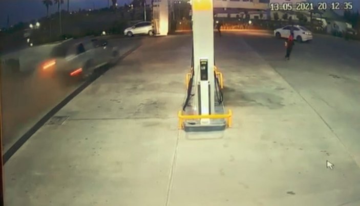 Antalya’da kontrolden çıkan araç benzin istasyonuna girdi