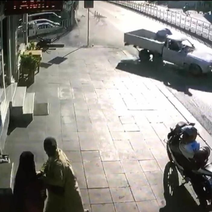 i Pendik’te, otobüs durağında bekleyen aileye çarpıp kaçtı