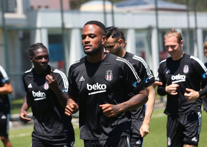 Sergen Yalçın Larin'i Göztepe maçına özel olarak hazırlıyor