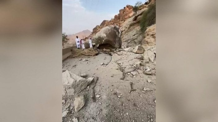 Suudi Arabistan’da dağa düşen yıldırım dev kayalığı parçaladı