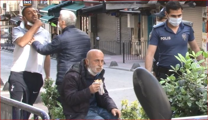 Taksim'de seyyar satıcı ile zabıtalar arasında arbede