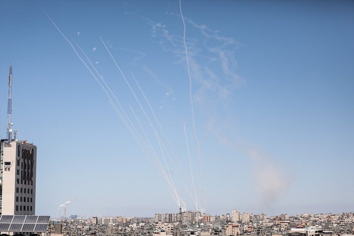 İsrail, Gazze'de medya binasını vurdu