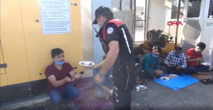 Kahramanmaraş’ta polisten kaçak göçmenlere bayram ziyareti