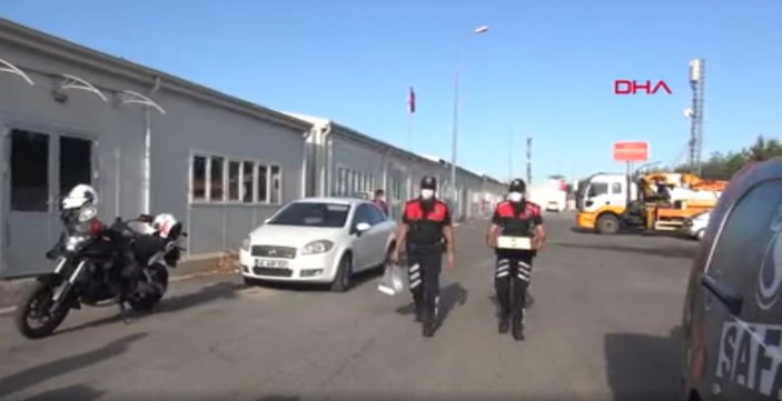Kahramanmaraş’ta polisten kaçak göçmenlere bayram ziyareti