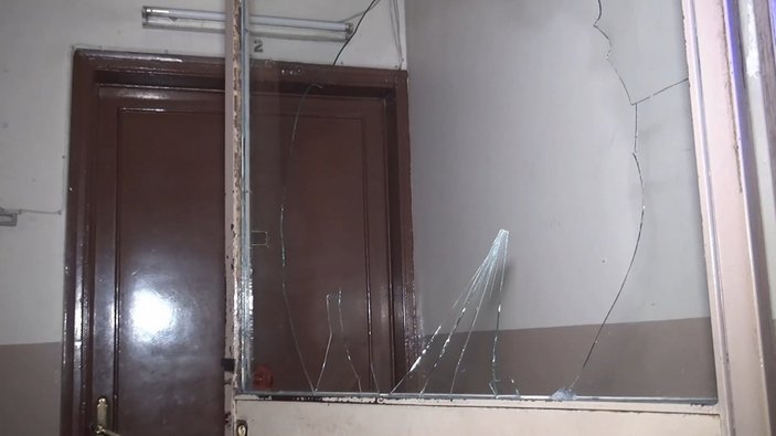 Bursa’da apartman camlarını kırıp kapıyı tekmeledi