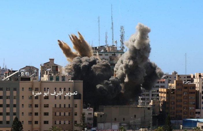 İsrail, Gazze'de medya binasını vurdu