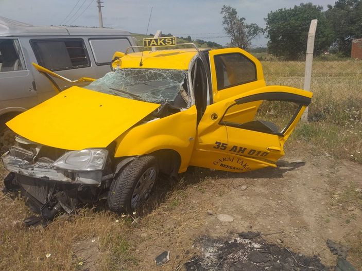 i İzmir'de taksiyle çarpışan tır devrildi