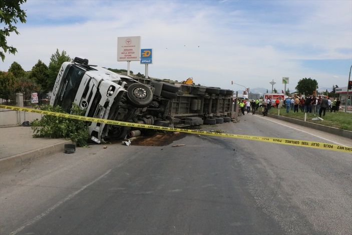 a İzmir'de taksiyle çarpışan tır devrildi