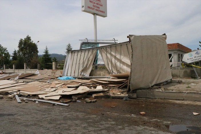 İzmir'de taksiyle çarpışan tır devrildi