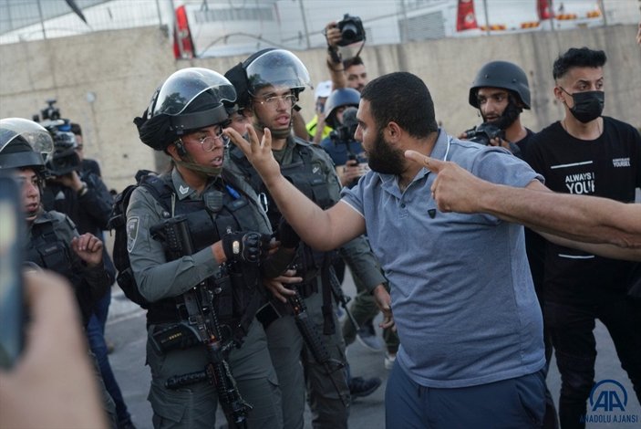 İsrail polisi, Filistinli kadınları darbetti, birinin başörtüsünü çıkardı