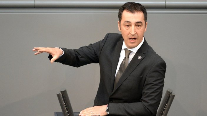 Alman siyasetçi, Yeşiller milletvekili Cem Özdemir'i halkı kışkırtmakla suçladı