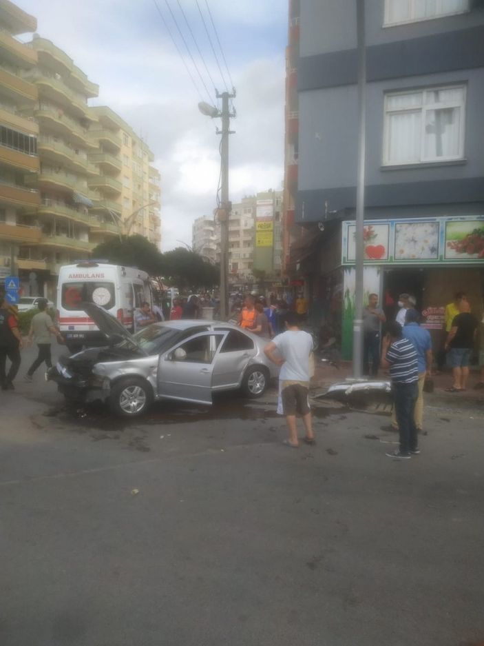 Mersin’de kaza: Otomobil çiçek dükkanına girdi