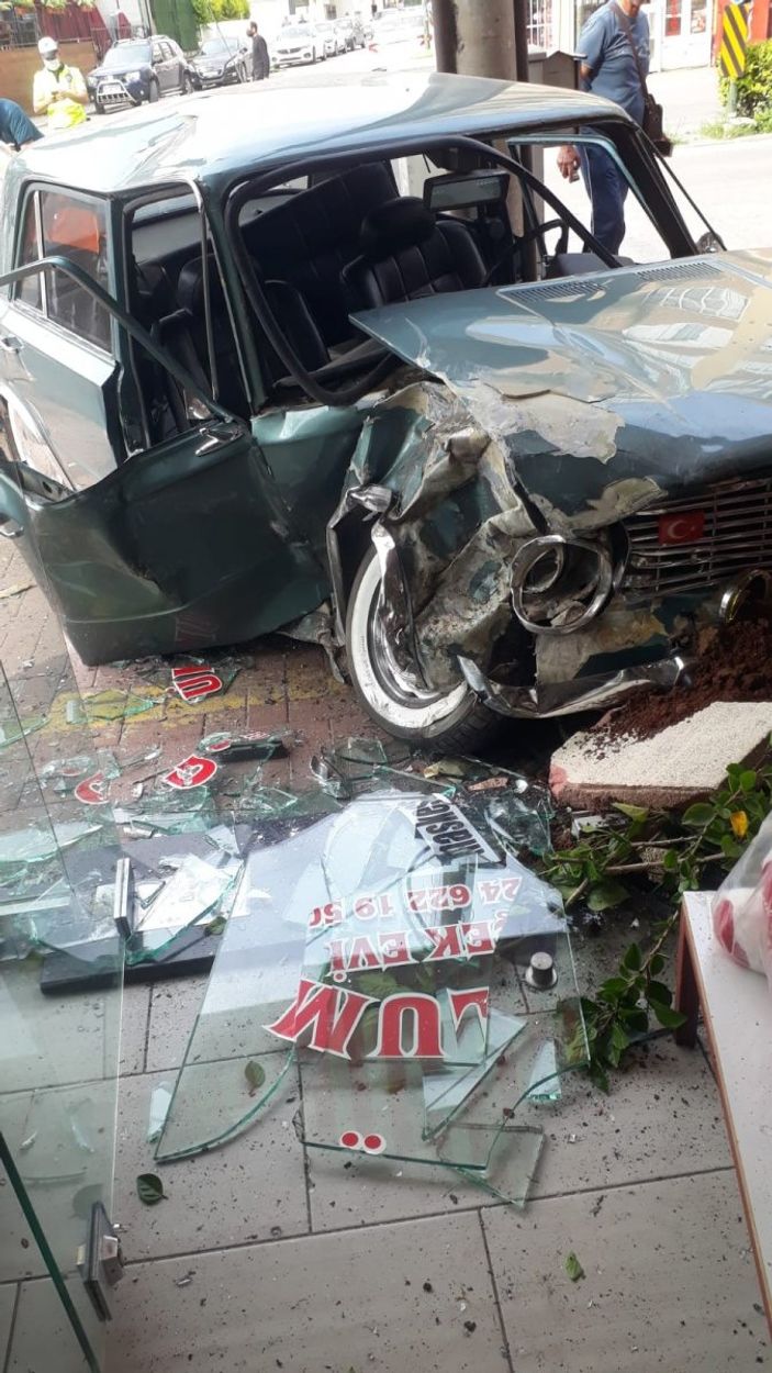 Mersin’de kaza: Otomobil çiçek dükkanına girdi
