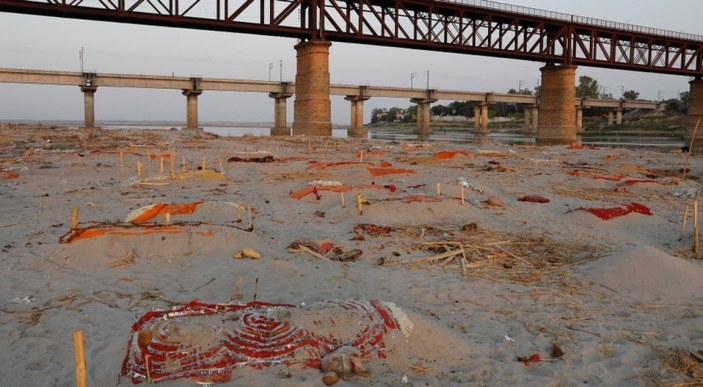 Hindistan’da nehir kıyısına gömülmüş yüzlerce ceset bulundu