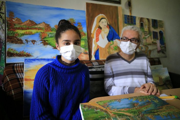 Suriyeli engelli hat ustası ve ressam tablolarını satarak ailesini geçindiriyor