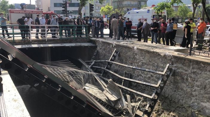 i Bursa'da köprü üzerindeki inşaat çöktü: 3 yaralı