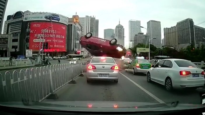 Çin'de kaza yapan sürücü, araçların üzerine uçtu