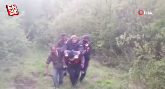 Kastamonu'da kaybolan yaşlı kadını jandarma sırtında taşıdı