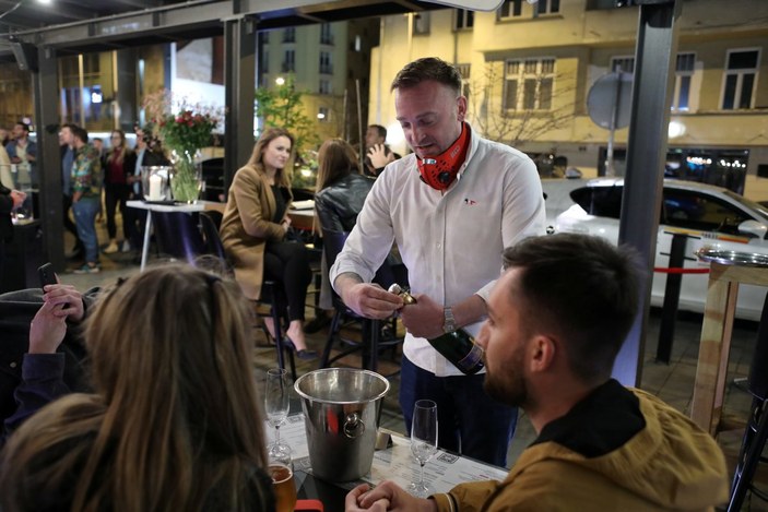 Polonya'da kafe ve restoranlar yeniden açıldı