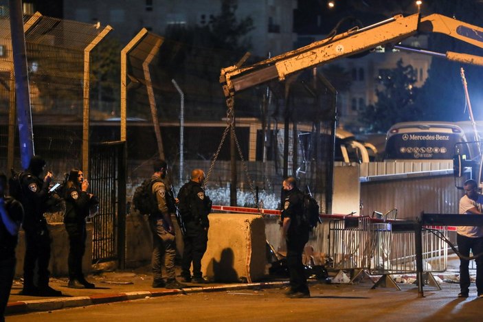 İsrail askerleri Şeyh Cerrah girişine beton bloklar koydu