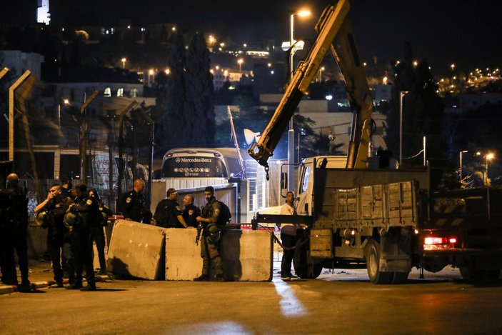 İsrail askerleri Şeyh Cerrah girişine beton bloklar koydu